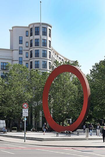 Fast schon ein Wahrzeichen: der Ring vorm Charles Hotel.