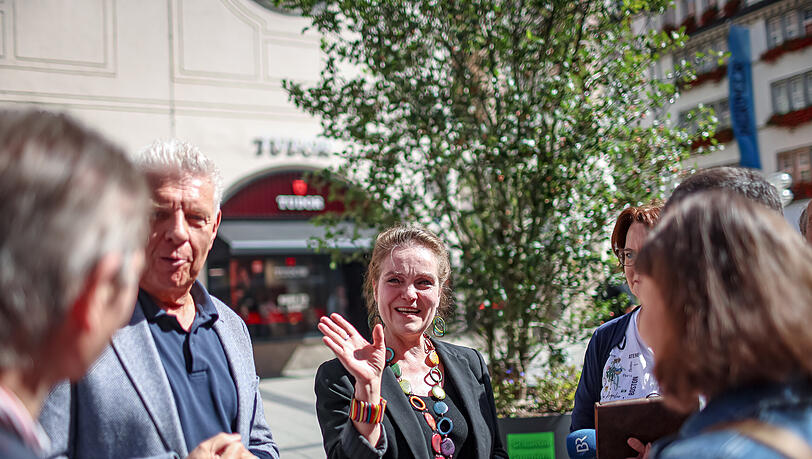 150 Bäume wollen OB Dieter Reiter (SPD) und Baureferentin Jeanne-Marie Ehbauer (Grüne) in der Altstadt pflanzen. Doch es gibt ein Problem: Der Stadt geht das Geld aus. 150 Bäume wollen OB Dieter Reiter (SPD) und Baureferentin Jeanne-Marie Ehbauer (Grüne) in der Altstadt pflanzen. Doch es gibt ein Problem: Der Stadt geht das Geld aus.
