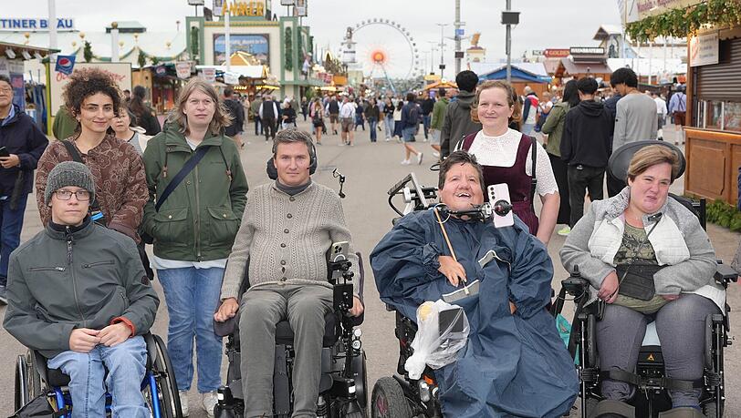 Johannes Maier (28, v.l.), Dennis Bruder (39), Coralie Menofer (57) und Katharina Gramminger (38) waren am Montagvormittag auf der Wiesn. Sie wünschen sich mehr barrierefreie Plätze und breitere Gänge in den Zelten.