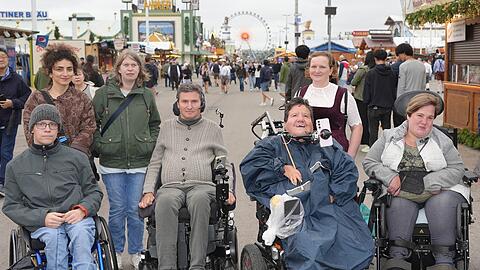 Johannes Maier (28, v.l.), Dennis Bruder (39), Coralie Menofer (57) und Katharina Gramminger (38) waren am Montagvormittag auf der Wiesn. Sie wünschen sich mehr barrierefreie Plätze und breitere Gänge in den Zelten.