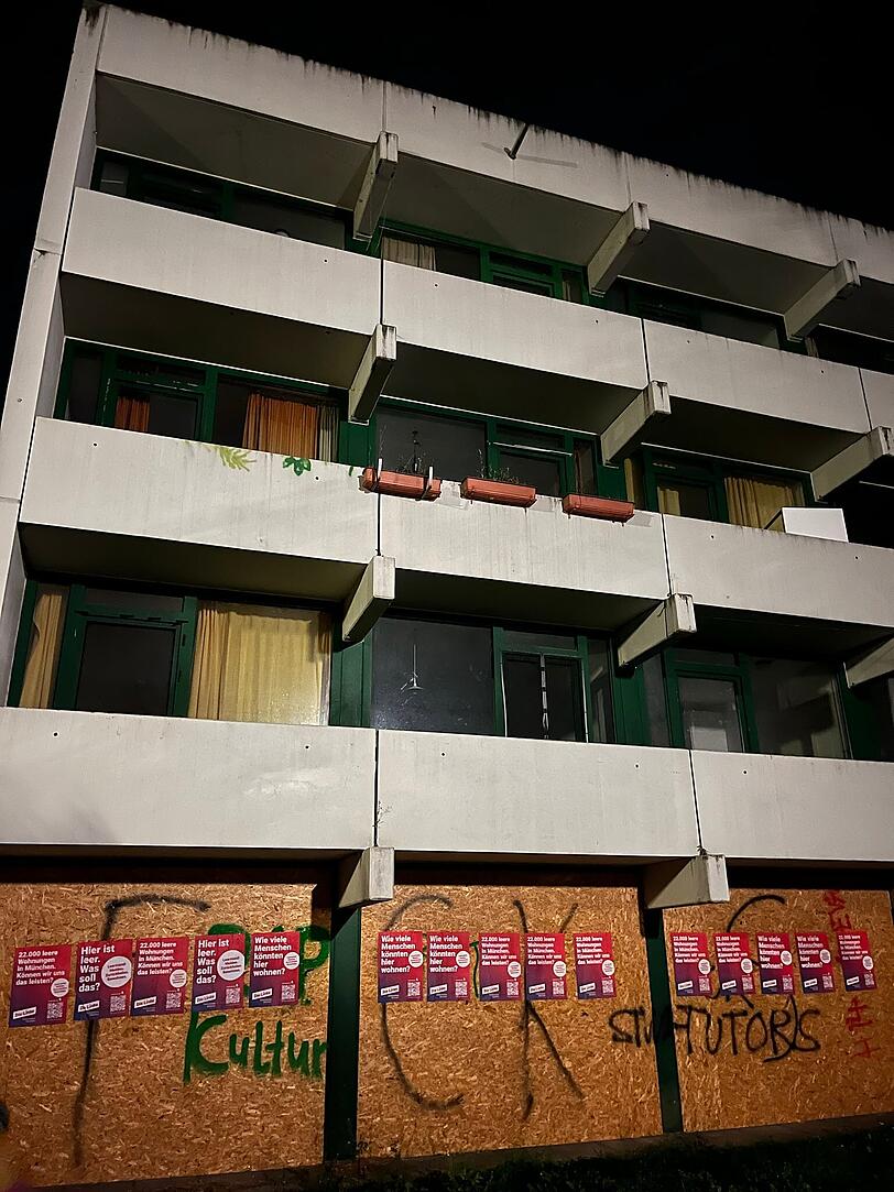 Nach einem Brand wurden in der Studentenstadt 2021 drei Häuser geleert, die Sanierung zieht sich hin. Nach einem Brand wurden in der Studentenstadt 2021 drei Häuser geleert, die Sanierung zieht sich hin.