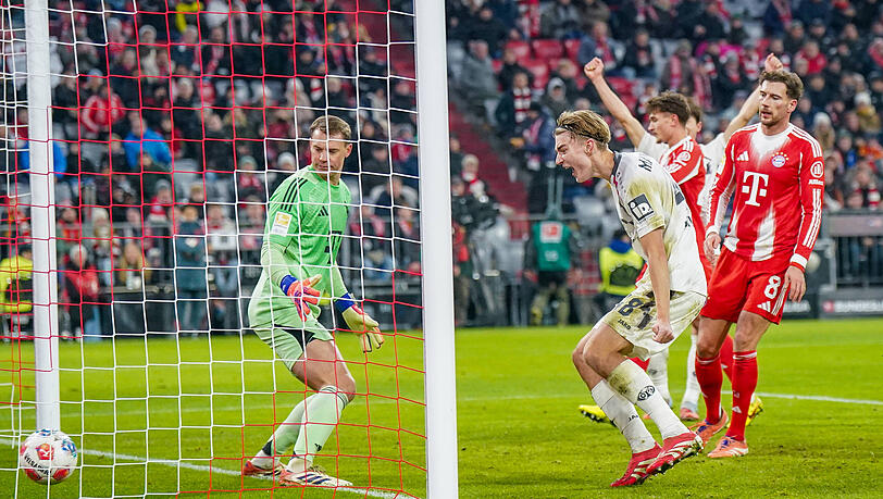 Pl&ouml;tzlich ist der Ball drin: Manuel Neuer (l.) und Leon Goretzka (r.) k&ouml;nnen es nicht fassen, dass Kacper Potulski trifft.
