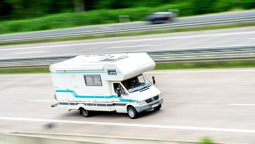 An einem Wohnmobil platzt ein Reifen - Unfall auf der A8 bei Günzburg. (Symbolbild) An einem Wohnmobil platzt ein Reifen - Unfall auf der A8 bei Günzburg. (Symbolbild)