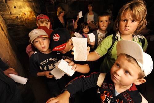 Stolze Steinmetzlehrlinge: Am Schluß der Basteien-Führung dürfen die Kleinen ihr eigenes Kürzel in einen Stein kratzen.
