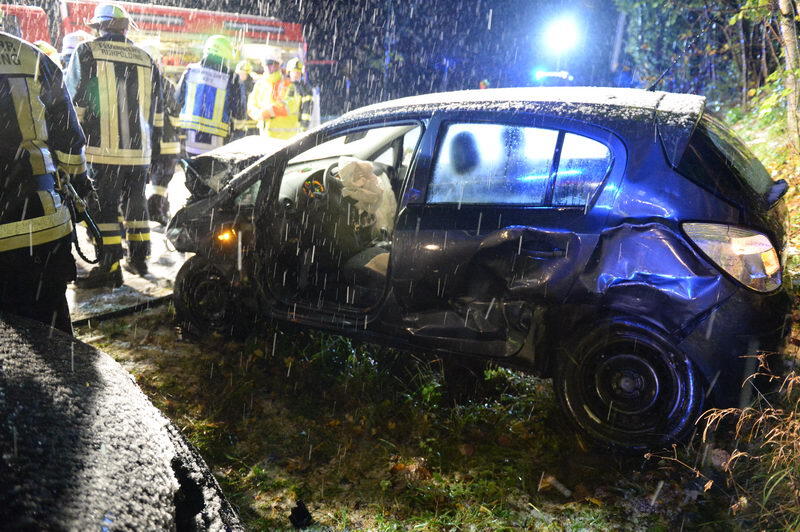 Unfall auf schneeglatter Fahrbahn bei Ruhpolding. Die Bilder vom Rettungseinsatz.