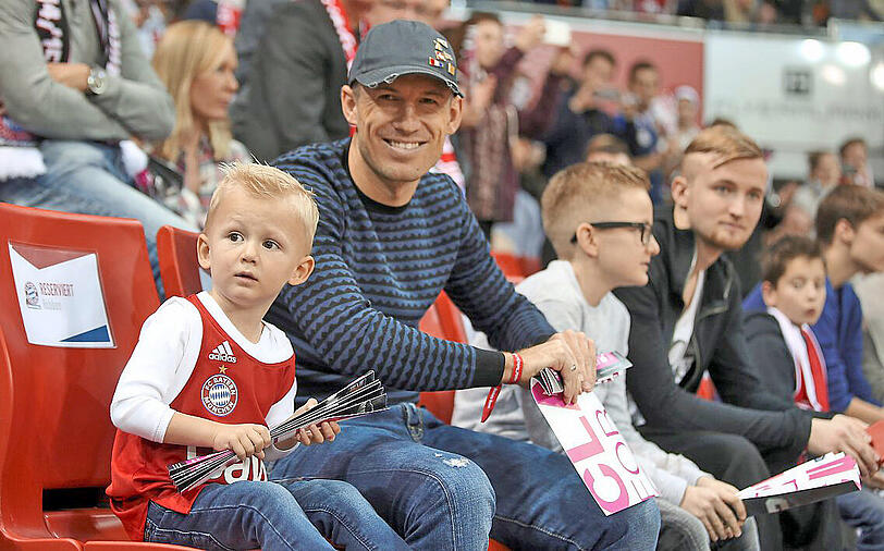 Fußball-Star im Audi Dome: Arjen Robben bei den Basketballern.