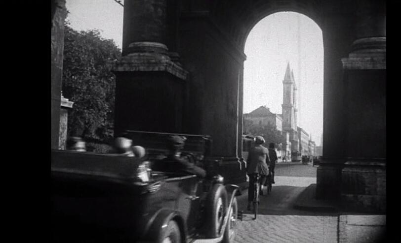 20 er Jahre: Blick durch das Siegestor auf die Leopoldstraße.