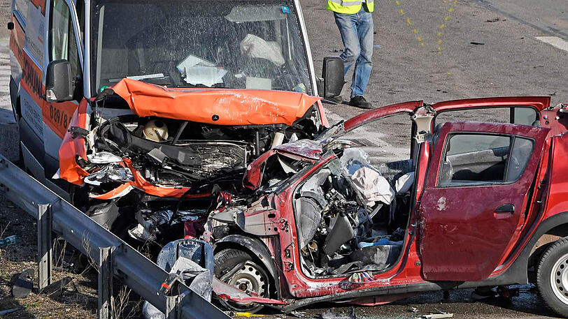 Zu einem schlimmen Verkehrsunfall kam es auf der B2 bei Germering. Dabei wurden eine Mutter und ihre zwei Kleinkinder schwer verletzt.