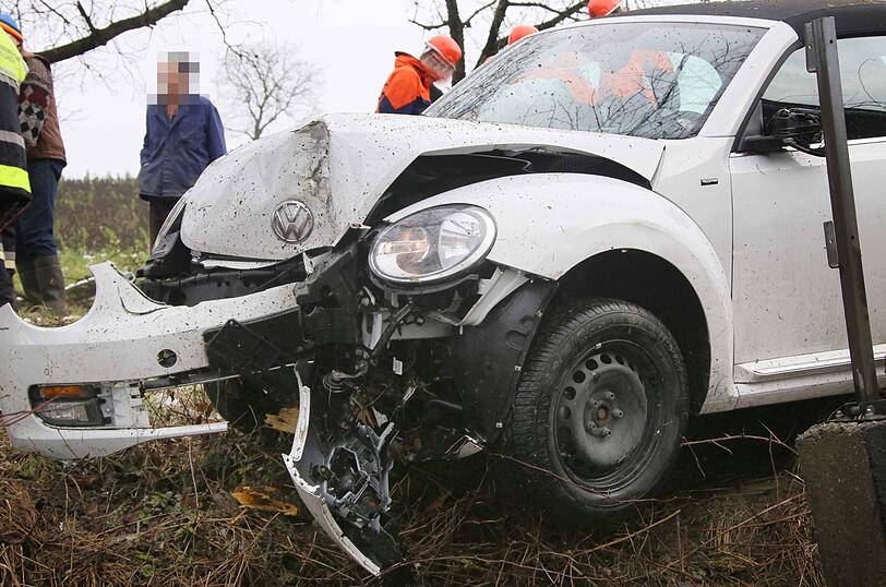 Die 86-Jährige kam aus bisher ungeklärten Gründen von der Straße ab.