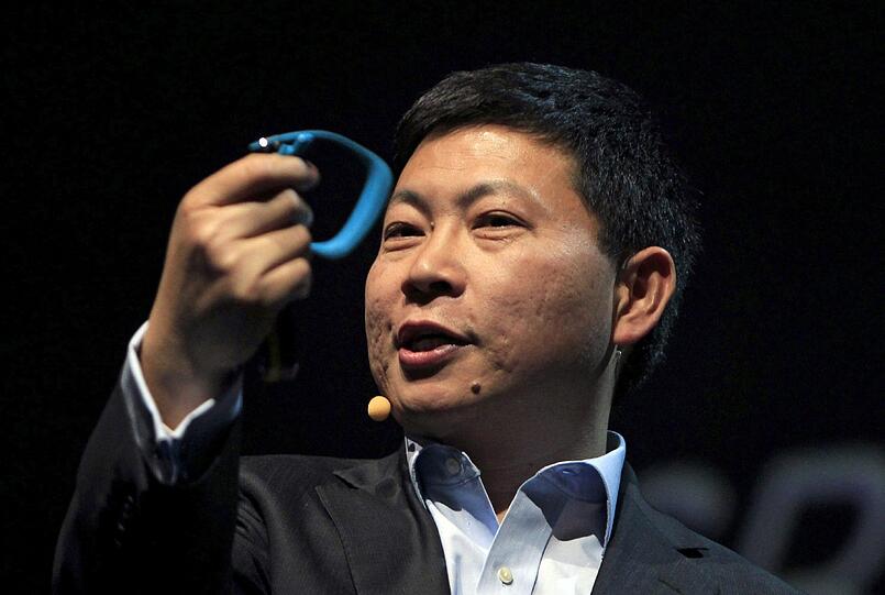 Der CEO von Huawei, Richard Yu, zeigt das "TalkBand B1", eine Uhr, die auch wie ein Telefon benutzt werden kann.