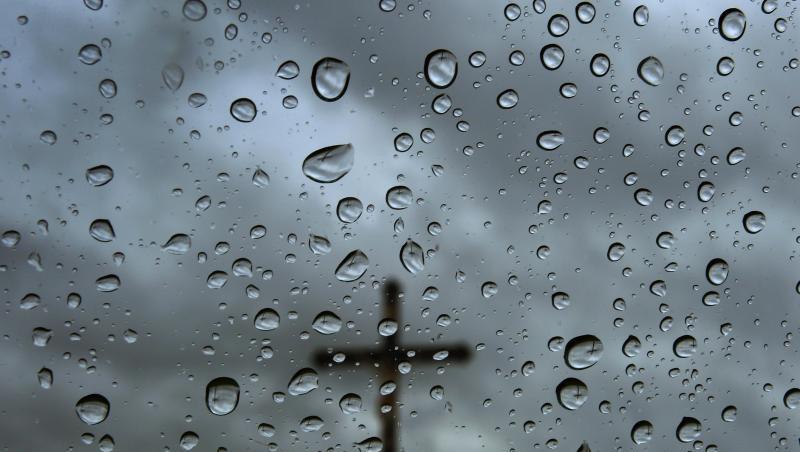 Ein Kreuz steht vor bedecktem Himmel, fotografiert durch eine regennasse Fensterscheibe. Foto: Karl-Josef Hildenbrand/Archivbild Ein Kreuz steht vor bedecktem Himmel, fotografiert durch eine regennasse Fensterscheibe. Foto: Karl-Josef Hildenbrand/Archivbild