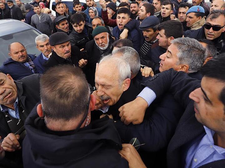 Kilicdaroglu ist auf der Beerdigung eines Soldaten in Ankara angegriffen worden.