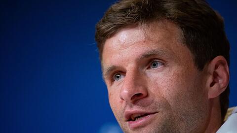 Thomas Müller von München sitzt auf dem Podium.
