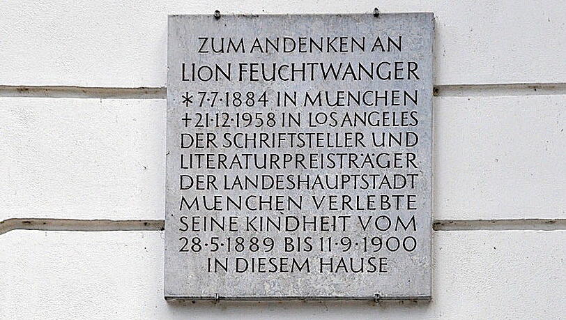 Schon 1966 wurde diese Tafel für Lion Feuchtwanger am Haus am St.-Anna-Platz im Lehel angebracht. Schon 1966 wurde diese Tafel für Lion Feuchtwanger am Haus am St.-Anna-Platz im Lehel angebracht.
