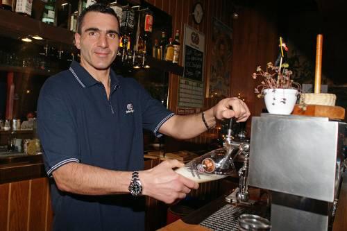 Nach einem Sieg will er sich dann selbst ein Bier zapfen: Boxer Armin Dollinger in seiner Kneipe