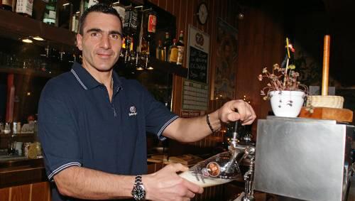 Nach einem Sieg will er sich dann selbst ein Bier zapfen: Boxer Armin Dollinger in seiner Kneipe Nach einem Sieg will er sich dann selbst ein Bier zapfen: Boxer Armin Dollinger in seiner Kneipe