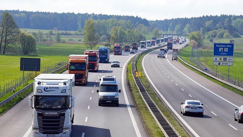 Der Verkehrsverband VDV lehnt den vermehrten Einsatz von sogenannten Lang-Lkw in Deutschland ab. (Archivbild).