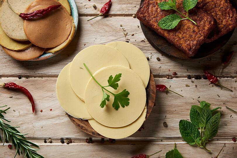 Wäre veganer Käse dann vielleicht eine wirklich gesunde Alternative? Das ist leider auch nicht der Fall. Viele vegane Käsesorten werden oft aus Kokosöl oder Nüssen hergestellt und haben somit ähnlich viele Kalorien wie herkömmlicher Käse. Zudem enthalten sie oft viele Zusatzstoffe und wenig Nährstoffe. Das Protein, das Käse auf Milchbasis so wertvoll macht, ist hier kaum vorhanden. Wäre veganer Käse dann vielleicht eine wirklich gesunde Alternative? Das ist leider auch nicht der Fall. Viele vegane Käsesorten werden oft aus Kokosöl oder Nüssen hergestellt und haben somit ähnlich viele Kalorien wie herkömmlicher Käse. Zudem enthalten sie oft viele Zusatzstoffe und wenig Nährstoffe. Das Protein, das Käse auf Milchbasis so wertvoll macht, ist hier kaum vorhanden.