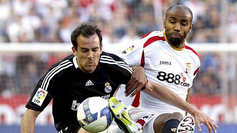 Christoph Metzelder (l) im Zweikampf Sevillas Frederic Kanouté.