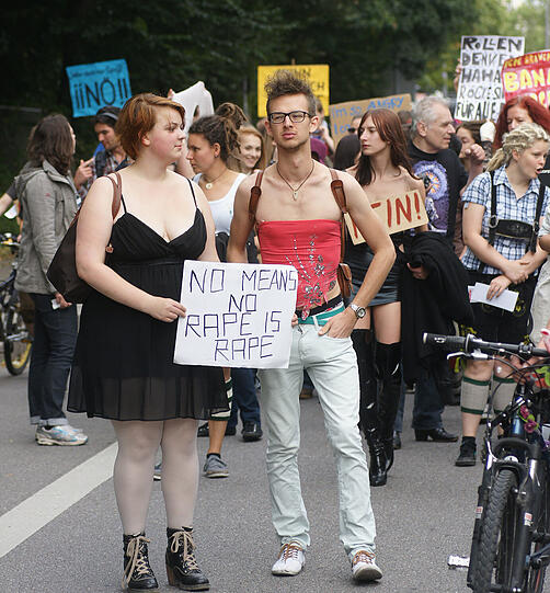 Beim Slutwalk in München haben heute rund 200 Menschen unter dem Motto "Nein heißt Nein" gegen Diskriminierung und Sexismus demonstriert. Sie stellen sich damit gegen sexualisierte Gewalt sowie gegen Vergewaltigungsmythen und -verharmlosungen.