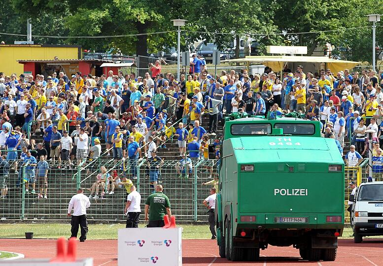 Schockierende Bilder aus Erfurt: Radalierende leipzig-Fans haben für einen Spielabbruch gesorgt.