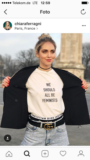 So trägt frau die Unterhose: Super-Bloggerin Chiara Ferragni macht&rsquo;s vor und lässt den &bdquo;J&rsquo;Adior&ldquo;-Schriftzug über der Jeans hervorblitzen.