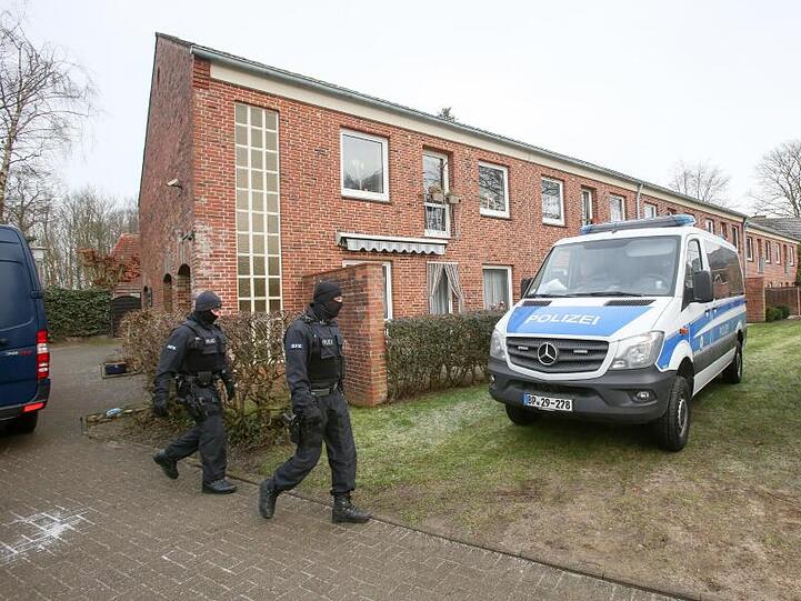 Nach Erkenntnissen der Ermittler hatten die Männer bereits begonnen, aus Silvesterböllern Schwarzpulver für Sprengversuche zu gewinnen.