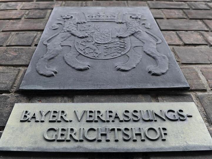 Ein Schild mit der Aufschrift "Bayer. Verfassungsgerichtshof" ist zu sehen. Foto: picture alliance / dpa/Symbolbild