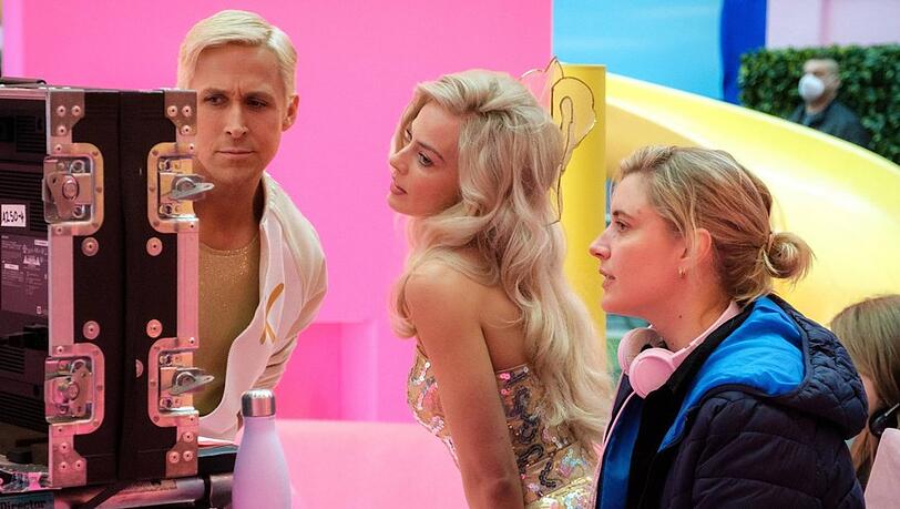 Einblick in die Arbeit für "Barbie": Ryan Gosling, Margot Robbie (Mitte) und Greta Gerwig am Set.