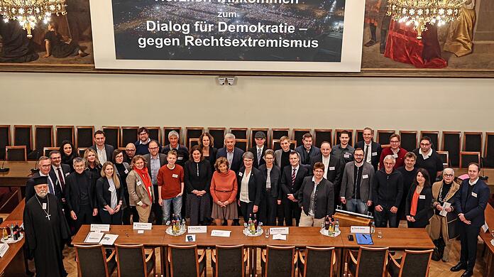 Die Teilnehmer des "Dialogs für Demokratie und gegen Rechtsextremismus": Stadtpolitiker, Vertreter der Religionsgemeinschaften, von Vereinen und zivilgesellschaftlichen Organisationen.