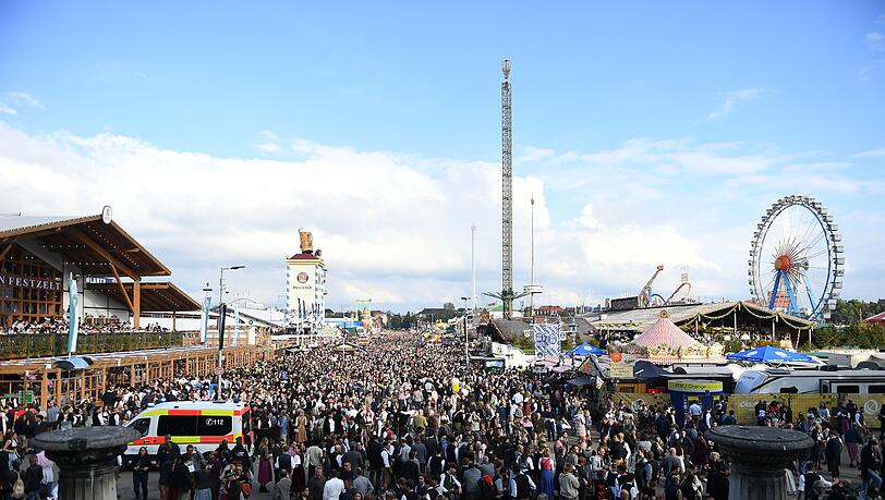 Während der Sperrung des Oktoberfests kam es zu einem weiteren Drama – das Kettenkarussell Jules Verne Tower fiel aus als die Gäste noch oben waren.