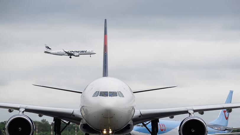 Hohe Kerosinpreise sind laut EU-Kommission kein au&szlig;ergew&ouml;hnlicher Umstand: Flugg&auml;ste m&uuml;ssen bei Flugstreichungen entsch&auml;digt werden.