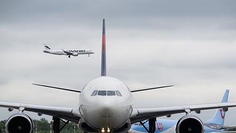 Hohe Kerosinpreise sind laut EU-Kommission kein au&szlig;ergew&ouml;hnlicher Umstand: Flugg&auml;ste m&uuml;ssen bei Flugstreichungen entsch&auml;digt werden.