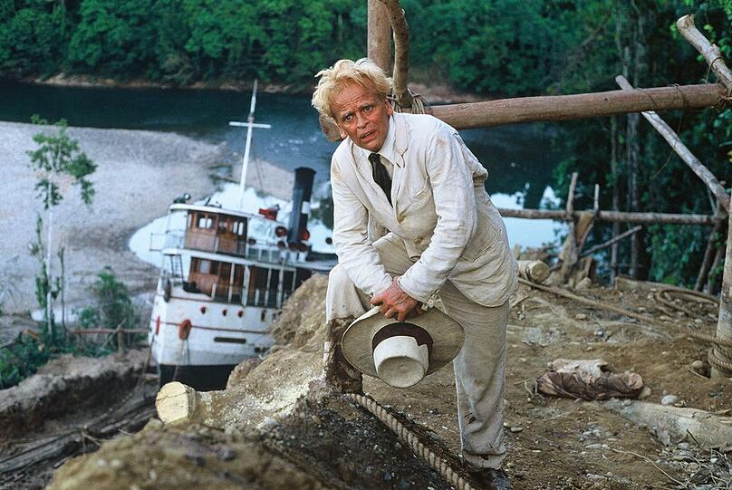 Szene aus "Fitzcarraldo": Fitzcarraldo (Klaus Kinski) wird nicht eher ruhen, bis der Urwald eine Oper hat.