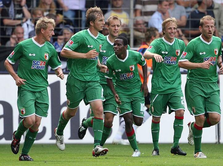 Die Spieler des FCA jubeln über den Treffer zum 2:1.