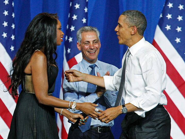 So herzlich wird Obama von Jennifer Hudson und Chicagos Bürgermeister Rahm Emanuel begrüßt.