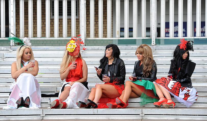 Ladies Day! Für die feinen Damen in England Tradition. Auf dem Aintree-Pferderennkurs bretzeln sich die Frauen ordentlich auf machen ausgelassen Party. Die Bilder vom schrägen Society-Event.