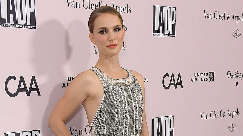Ein durchsichtiges Kleid gab bei Natalie Portman den Blick frei auf einen schwarzen Body