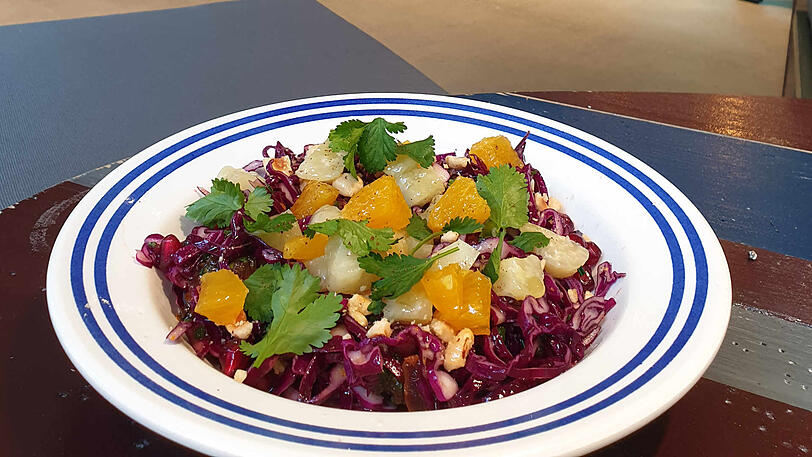 Der Rotkohlsalat mit Graukäse.