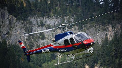Ein Hubschrauber fliegt einen Verunglückten ins Tal. Foto: Zoom.Tirol/APA/dpa/Symbolbild