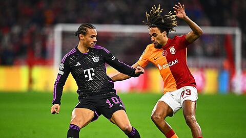 Bayern Münchens Leroy Sané (l) und Galatasarays Sacha Boey kämpfen um den Ball.