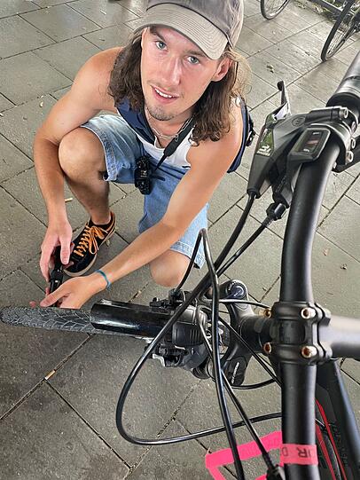 Karl Steinburg, Fotograf dieser Bike-Tour, pumpt ein Radl auf.