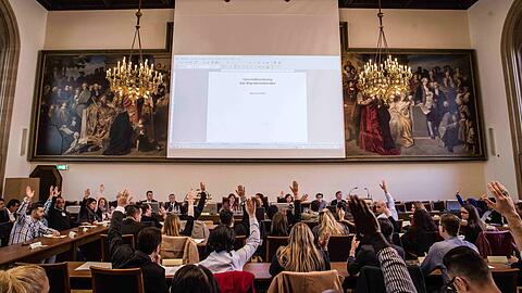 Die Migrationsbeiratswahl 2017 schlug hohe Wellen: Es gab den Verdacht, dass t&uuml;rkisch-nationalistische Gruppierungen versuchten, die Wahl zu manipulieren. Das Gremium k&auml;mpft seit langem mit solchen Problemen.