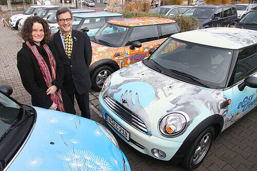 TeamBank-Boss Theophil Graband und Studentin Sarah Erath vor dem "Pusteblume"-Mini.