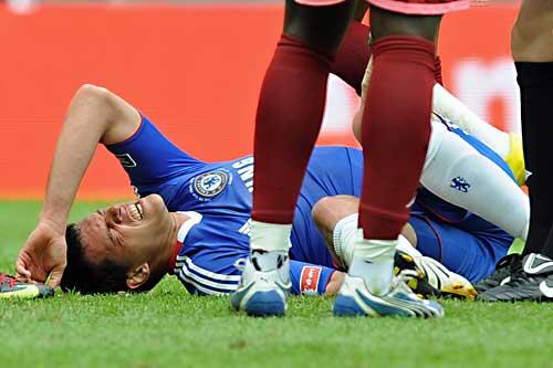 Mit schmerzverzerrtem Gesicht liegt Michael Ballack auf dem asen