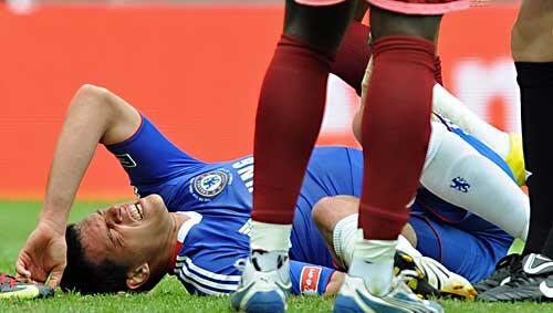 Mit schmerzverzerrtem Gesicht liegt Michael Ballack auf dem asen Mit schmerzverzerrtem Gesicht liegt Michael Ballack auf dem asen