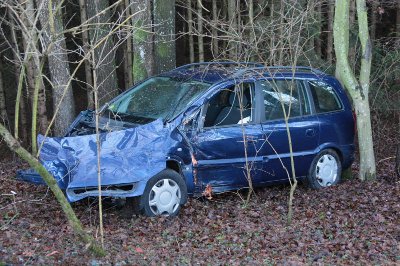 Unglaublich: Aus diesem Wrack entkam der Fahrer mit nur leichten Verletzungen. Wegen Glatteis war er eine Böschung hinab geschossen. Die Bilder von der Unfallstelle!