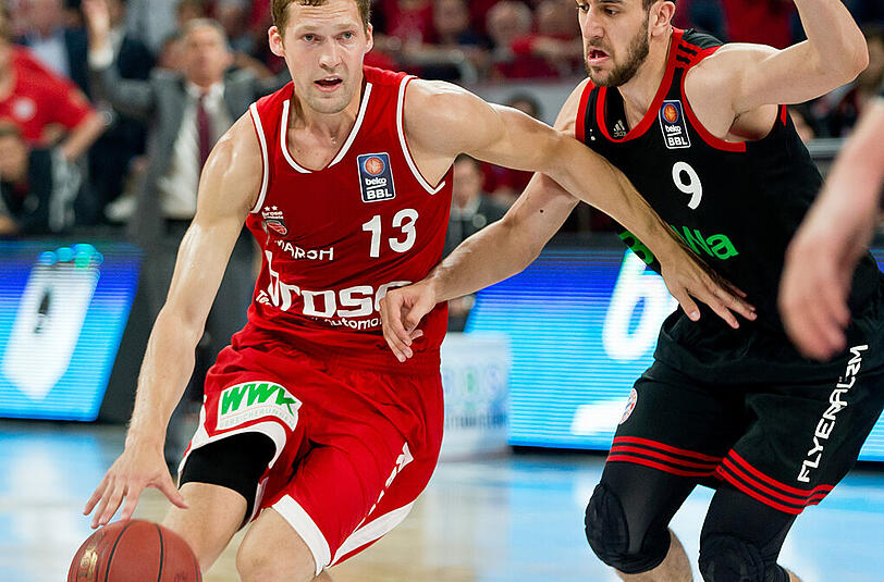Packendes Duell: Janis Strelnieks (l) von den Brose Baskets kämpft sich an Vasilije Micic von Bayern München vorbei.