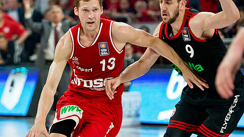 Packendes Duell: Janis Strelnieks (l) von den Brose Baskets kämpft sich an Vasilije Micic von Bayern München vorbei.