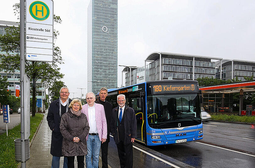 Im Bild von links: Die BA-Vorsitzenden Werner Lederer-Piloty, Johanna Salzhuber und Fredy Hummel-Haslauer sowie Kurt Kapp, stellvertretender Leiter des Referats für Arbeit und Wirtschaft und Leiter der Wirtschaftsförderung, mit MVG-Chef Herbert König an der neu eingerichteten Haltestelle Riesstraße Süd der StadtBus-Linie 180.